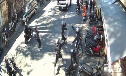 Nhóm học sinh 'truy sát' nhau trước cổng trường