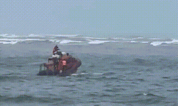 Video: Vượt sóng dữ cứu ngư dân gặp nạn trên biển