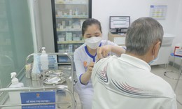 Vì sao nên tiêm nhắc lại vaccine phòng cúm, phế cầu khi giao mùa?