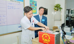 Hòm phiếu phụ đến tận buồng bệnh, đảm bảo quyền bầu cử của mọi công dân