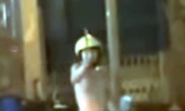 Nam thanh niên cởi trần cầm 2 con dao đe dọa người đi đường