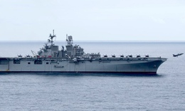 Siêu tàu đổ bộ Mỹ mang tiêm kích F-35B từ Nhật Bản tới Trung Đông mạnh thế nào?