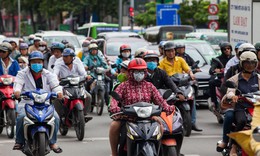 Ra đường với 'áo ninja' càng dày càng tốt? Sự thật về chống tia UV giữa ngày hè 'rực lửa'