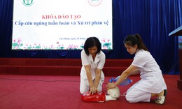 Bác sĩ, điều dưỡng Bệnh viện Bạch Mai cứu người qua cơn sinh tử ở bể bơi, siêu thị