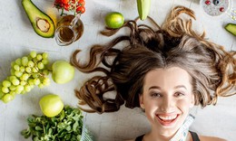 Tóc rụng nhiều, có thể do bạn thiếu 6 nhóm chất sau