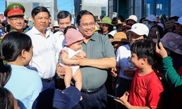 Thủ tướng khảo sát tái thiết vùng bão lũ miền Trung