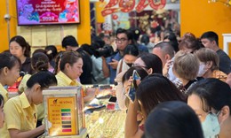 Giá vàng bốc hơi 5 triệu đồng/lượng chỉ sau 2 giờ mở cửa