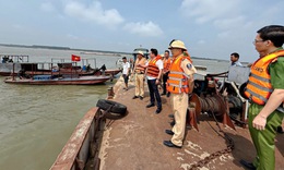 Vụ chìm tàu hút cát ở sông Hồng: Đã tìm thấy thi thể 1 nạn nhân