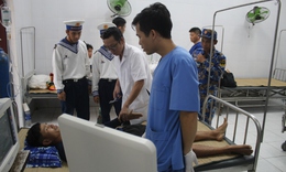 Quân y đảo Song Tử Tây cứu chữa ngư dân bị chấn thương ngực