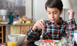 Ăn quá nhiều đạm khiến trẻ tăng gánh nặng chuyển hóa, hạn chế phát triển chiều cao