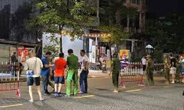 Hỗn chiến kinh hoàng trong quán nhậu, gã đàn ông rút dao đâm đối thủ tử vong rồi bỏ trốn