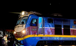 Hà Nội: Xe máy va chạm tàu hỏa, 2 người tử vong