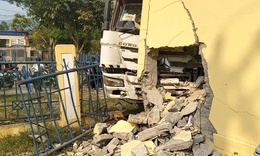 Xe đầu kéo lao vào trường mầm non ở A Lưới