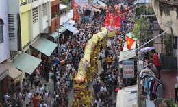 Hàng ngàn người tập trung ở Chợ Lớn xem lễ diễu hành Tết Nguyên tiêu