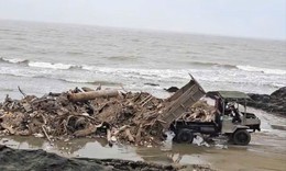 Video người dân đổ hàng tấn rác ra biển để ‘nhờ’ thủy triều cuốn đi