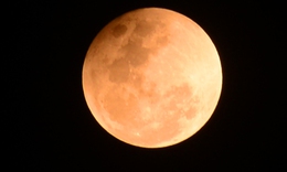 Chiêm ngưỡng khoảnh khắc ‘trăng máu’ đỏ rực bầu trời TP Hồ Chí Minh