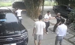 Mâu thuẫn trong lúc mời rượu, vợ chồng chủ quán bị khách đánh