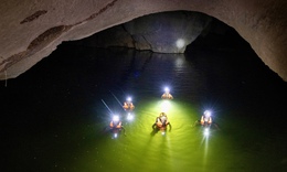 Bí ẩn hang động lưu dấu tích tộc người Arem và rừng cổ quý hiếm