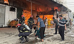 Cháy lớn kho xưởng 700m2 ở Hà Nội, huy động 12 xe chữa cháy dập lửa từ rạng sáng