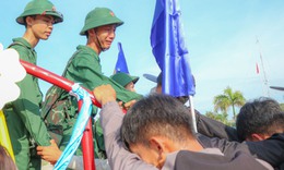 Khoảnh khắc tân binh bịn rịn chia tay người thân lên đường nhập ngũ