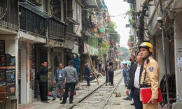 Ra quân xử lý ‘phố cà phê đường tàu’, nhiều hộ kinh doanh tự giác tháo dỡ