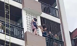 Kịp thời giải cứu cô gái trèo ra ngoài nhà cao tầng ở Tây Hồ