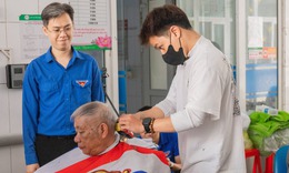 Hơn 200 bệnh nhân được cắt tóc, gội đầu miễn phí ngay tại bệnh viện