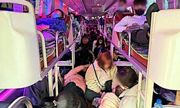 Cảnh 'ngột thở' bên trong xe khách chở quá 200% số người theo quy định