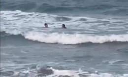 Clip: Lao xuống biển động cứu du khách bị chuột rút ở Cửa Lò