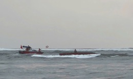 Cứu 5 ngư dân trên tàu cá bị lật khi đang vào cửa biển Nhật Lệ