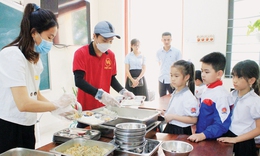 Bộ Y tế yêu cầu siết kiểm tra bếp ăn tập thể, trường học: Ngăn thực phẩm không an toàn từ 'đầu vào'
