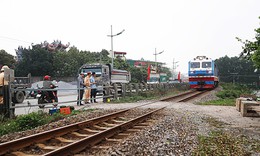 CSGT bí mật ghi hình vi phạm giao thông đường sắt