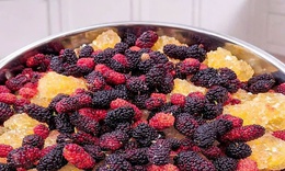 Dâu tằm ngâm nổi váng: Độc tố cần loại bỏ hay chỉ hớt váng là được?