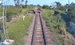 Clip 1 người bị hất văng khỏi xe công nông sau va chạm với tàu hỏa