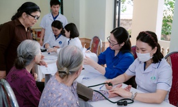 Tiếp sức ngư dân bám biển từ những tủ thuốc nghĩa tình