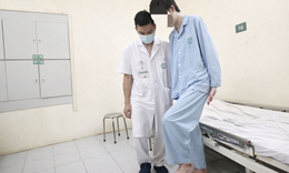 Nam sinh bị liệt vận động do thói quen ngồi khoanh chân