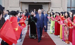 Tổng Bí thư, Chủ tịch nước Tô Lâm và Phu nhân gặp gỡ cán bộ nhân viên đại sứ quán và đại diện cộng đồng người Việt Nam tại Trung Quốc