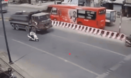 Chuyển làn tuỳ tiện, người phụ nữ bị xe tải cán tử vong
