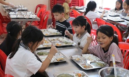 Giá gas tăng, trường học Nghệ An chật vật xoay xở bữa ăn bán trú