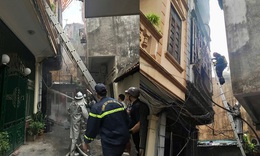 Hơn 20 chiến sĩ PCCC Hà Nội dập lửa, cứu người trong vụ cháy nhà dân lúc rạng sáng
