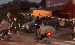 Video nhiều người bỏ chạy tán loạn trước khoảnh khắc ô tô bị tàu hỏa tông trúng