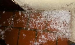 Mưa đá, dông lốc trong đêm tại Thanh Hóa