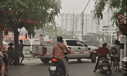 Video: ‘Thót tim’ ô tô vượt rào chắn đường sắt, thoát nạn trong gang tấc 