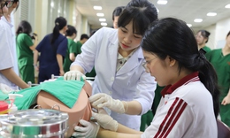 Hơn 3.000 học sinh, phụ huynh tham gia ngày hội tư vấn tuyển sinh y dược