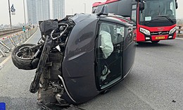 Ô tô 'toác đầu' trên cầu Nhật Tân do tài xế buồn ngủ