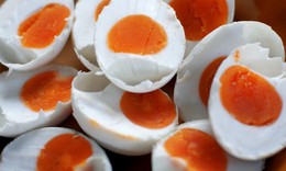 4 tác dụng bất ngờ của trứng muối với sức khỏe, ăn thế nào là đúng cách?