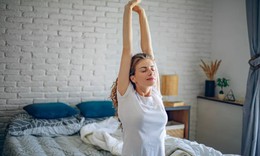 8 động tác buổi sáng giúp giảm cứng khớp