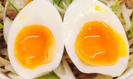 4 nhóm người không nên ăn trứng lòng đào