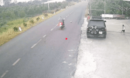 Video khoảnh khắc quả bóng lăn ra đường khiến người đi xe máy gặp nạn