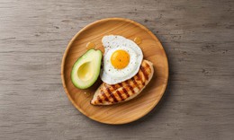 Ăn ức gà có giúp giảm cân tốt hơn ăn trứng?